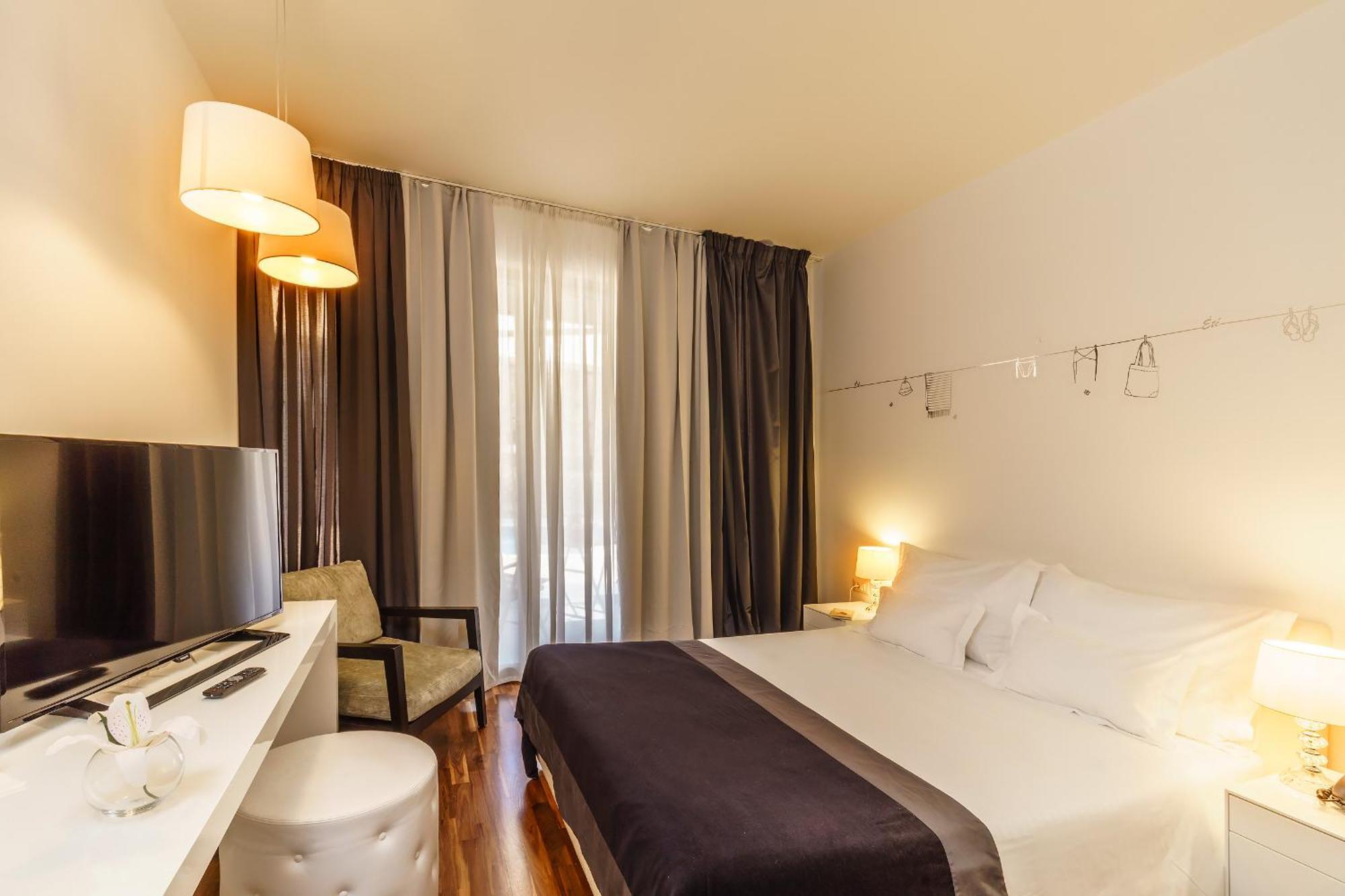 Doppelzimmer mit Poolblick und Patio / Veranda