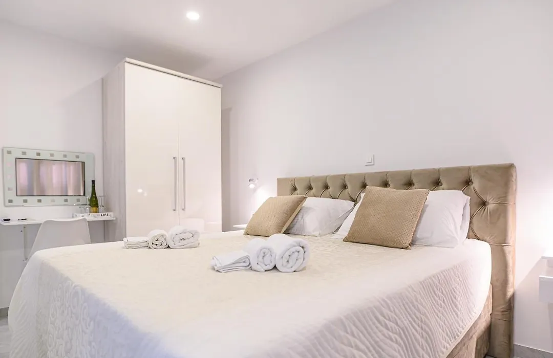 Luxury Rooms Green And Gold Split-1