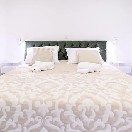 Luxury Rooms Green And Gold Split-3