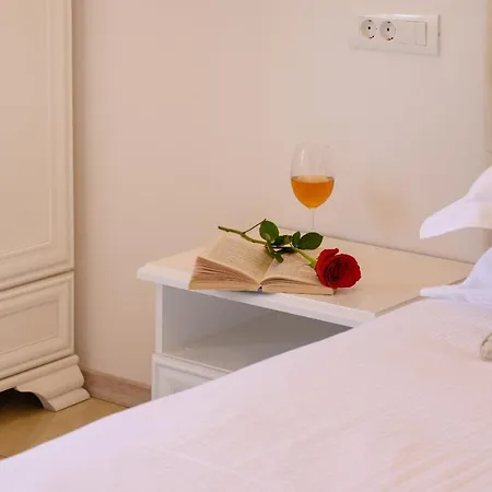 Summer Breeze Luxury Rooms-3