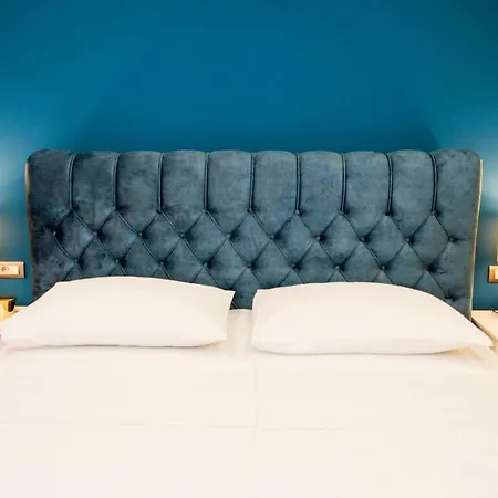 Gold Luxury Room-2