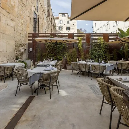 Leonis Restaurant & Rooms-3