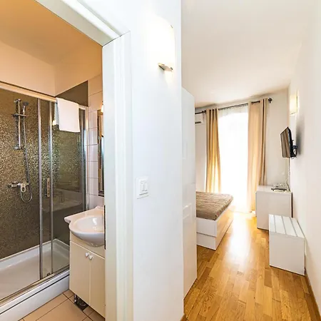 Riva City Rooms-3