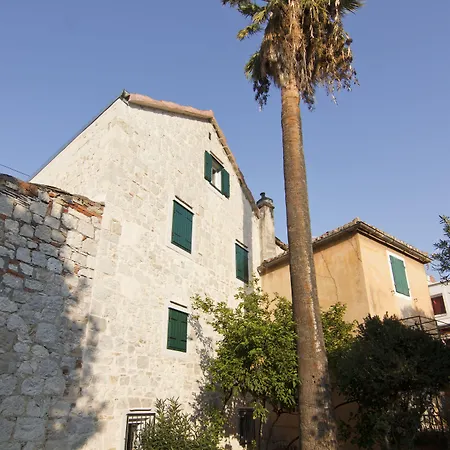 Bed & Breakfast Vila Baguc-3